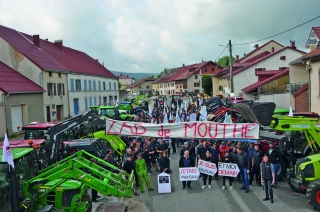 La manifestation a rassemblée 200 éleveurs du Doubs (et du Jura voisin) et une vingtaine de tracteurs dans le centre de Mouthe.