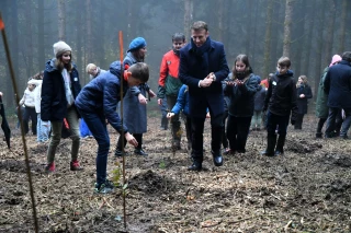 Emmanuel Macron dans le Jura pour lancer l’opération « 1 jeune, 1 arbre »