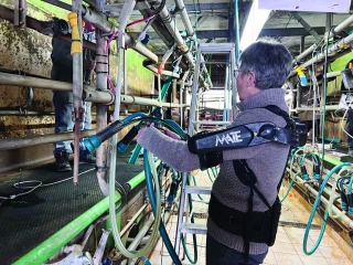 L’exosquelette bienvenu en salle de traite et dans les vignes