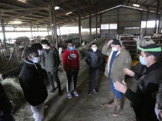 Des jeunes migrants à la découverte de l'agriculture