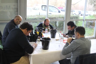 Un jury concentré sur la dégustation lors du clavelinage 2021