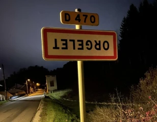 Ces panneaux retournés que le président n’aura pas vus