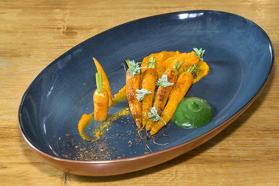 Carottes fanes rôties, huile de persil, pulpe de carottes,  poivre noir et café geisha